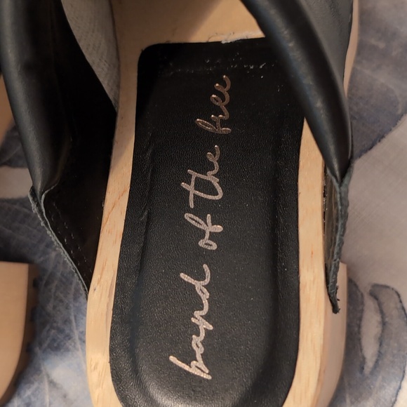 band of the free Caldera Block Heel Clog - Picture 3 of 6